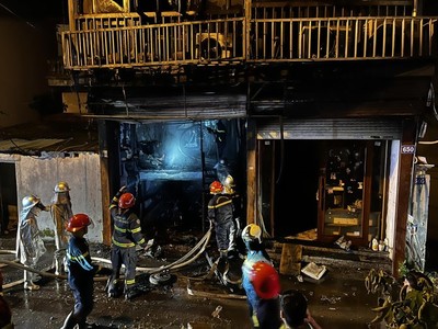 Hà Nội: 5 người mắc kẹt trong ngôi nhà 4 tầng bốc cháy trong đêm