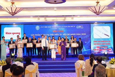 Trao tặng danh hiệu sản phẩm, dịch vụ tiêu biểu cho Công ty CP Tập đoàn Điện Quang