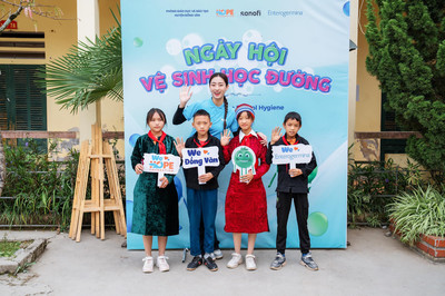 Hoa hậu Lương Thùy Linh cùng các em học sinh tham gia Ngày hội vệ sinh học đường