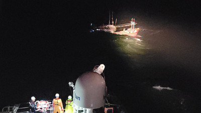 Kịp thời cứu sống 14 ngư dân trên tàu cá đang chìm trong thời tiết xấu