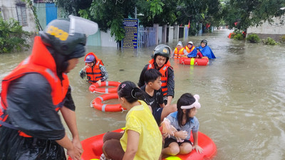 Đà Nẵng sơ tán hàng ngàn người dân khỏi vùng ngập lụt do mưa lớn