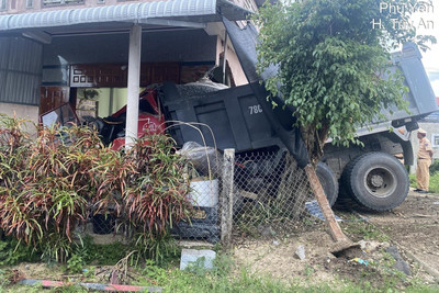Phú Yên: Xe tải đâm vào nhà dân khiến 3 cháu bé bị thương