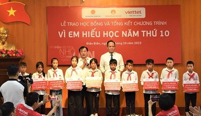 Điện Biên: Trao 990 suất học bổng "Vì em hiếu học" cho học sinh
