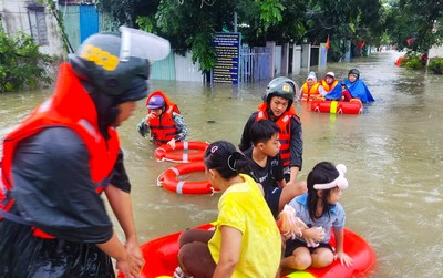 Công an, bộ đội ngâm mình trong nước giúp dân ''chạy lụt'' ở Đà Nẵng