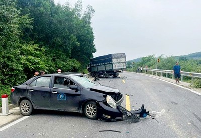 Hà Tĩnh: Ô tô tải va chạm xe tập lái, 2 người bị thương nặng