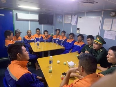 Quảng Bình: Cứu nạn thành công 10 thuyền viên trên tàu cá QNg 98087 TS bị chìm trên biển