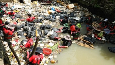 Những người tình nguyện dọn rác dưới dòng kênh ô nhiễm