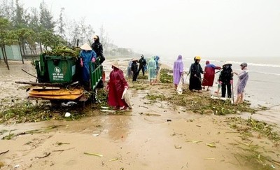Đà Nẵng: Công nhân môi trường thu gom rác dạt vào bờ biển sau mưa lớn