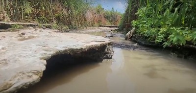 Kỳ lạ... suối chảy ra bê tông ở Bình Phước?