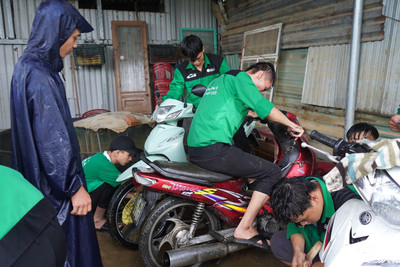 Sinh viên Đà Nẵng tình nguyện sửa xe miễn phí cho người dân vùng ngập