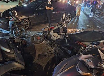 Ôtô tông loạt xe máy dừng đèn đỏ ở TPHCM, nhiều người bị thương