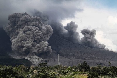 Indonesia: Núi lửa Ibu phun tro bụi dày đặc