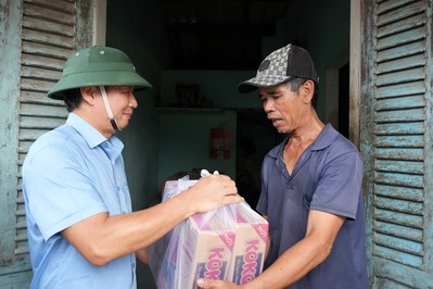 Đoàn đại biểu Quốc hội tỉnh Thừa Thiên Huế kiểm tra, thăm hỏi động viên người dân vùng ngập lụt