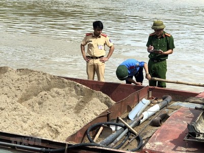 Bắc Giang: Bắt giữ một tàu khai thác cát trái phép trên tuyến sông Lục Nam