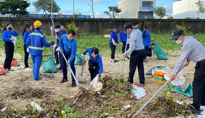 Thành Đoàn Đà Nẵng tổ chức ra quân tổng vệ sinh môi trường biển