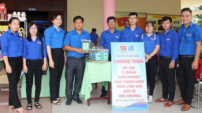 Long An: Nhân viên Trường THCS Thủy Đông, huyện Thạnh Hóa biến vỏ tràm thành phân bón hữu cơ