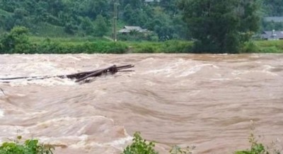 Lâm Đồng: 4 du khách bị nước lũ cuốn trôi khi đang đi trải nghiệm xe ô tô du lịch