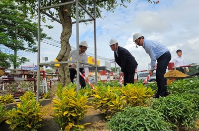 Thừa Thiên Huế: Ra quân trồng hoa dọc theo đường Lê Duẩn giữa đường bộ và đường sắt