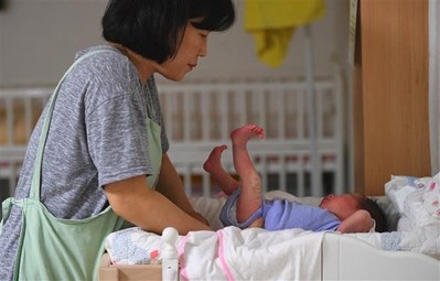 Hong Kong trợ cấp 2.500 USD để khuyến khích người dân sinh nhiều con