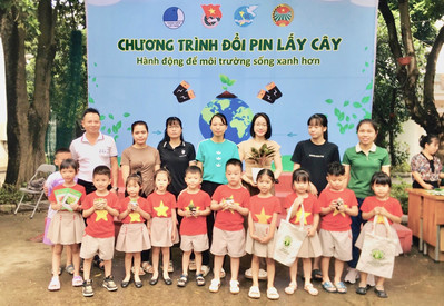 Huyện Sóc Sơn (Hà Nội) tổ chức hoạt động “Đổi pin lấy cây”