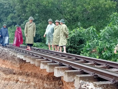Đường sắt Bắc - Nam qua Hà Tĩnh bị sạt lở nghiêm trọng