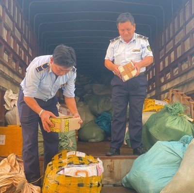 Quảng Bình: Phát hiện xe tải vận chuyển hơn 1.000 sản phẩm hàng hoá nhập lậu