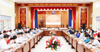 Nguyên Chủ tịch nước Trương Tấn Sang khảo sát dự án Khu công nghiệp Nam Tân Tập