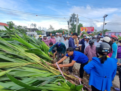 Thừa Thiên Huế: Trao tặng 10.000 cây dừa khôi phục lại làng dừa truyền thống