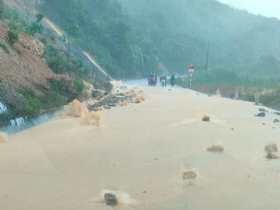 Hà Tĩnh: Nước lũ dâng cao gây vỡ đập Tắt, một số tuyến đường giao thông bị ngập cục bộ