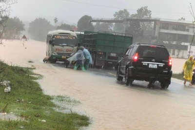 Mưa lớn kéo dài, đường Hồ Chí Minh qua Hà Tĩnh ngập sâu, giao thông ách tắc