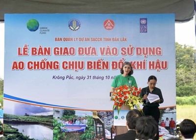 Bàn giao ao chống chịu biến đổi khí hậu cho người dân Đắk Lắk