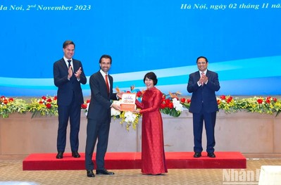 Thủ tướng Phạm Minh Chính và Thủ tướng Hà Lan Mark Rutte chứng kiến Lễ trao văn kiện hợp tác