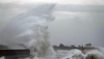 Pháp hứng chịu cơn bão mạnh nhất sau hơn 20 năm
