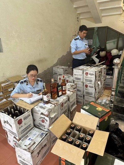 Quảng Bình: Tạm giữ gần 1.000 chai rượu ngoại không rõ nguồn gốc