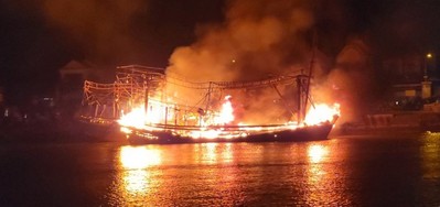 Thừa Thiên Huế: Tàu cá bốc cháy dữ dội trong đêm, 12 ngư dân may mắn thoát nạn