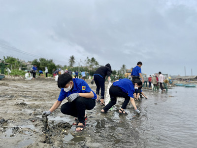 Quảng Ngãi: Gần 1.000 người thu gom rác tại bãi biển xã Tịnh Kỳ