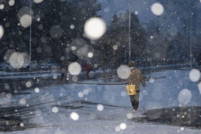 Trung Quốc hủy hàng loạt chuyến bay, đóng cửa trường học do bão tuyết