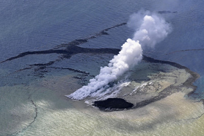 Nhật Bản: Núi lửa dưới biển phun trào hình thành hòn đảo mới