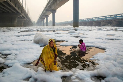 Ấn Độ: Bọt độc hại bao phủ sông thiêng, người dân vẫn xuống tắm