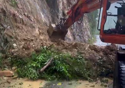 Mưa lớn gây sạt lở đèo La Ngà ở Đà Nẵng, đất đá tràn chắn ngang đường