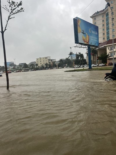 Nghệ An: Nhiều tuyến đường TP Vinh bị ngập sâu sau cơn mưa lớn