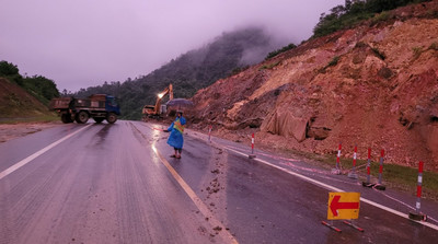 Ảnh hưởng mưa lớn, cao tốc La Sơn - Túy Loan sạt lở nghiêm trọng