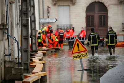 Pháp: Mưa lớn kéo dài gây ngập lụt nghiêm trọng