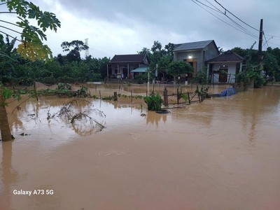 Quảng Trị: Mưa lớn kéo dài khiến hàng trăm hộ dân bị ngập trong biển nước