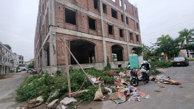 Rác thải bủa vây toà nhà trung tâm thương mại ‘bỏ hoang’ ở huyện Vũ Thư