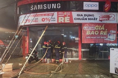 Bình Phước: Cửa hàng FPT ngã 3 đường Hùng Vương cháy lớn