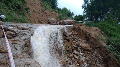 Bình Định: Mưa rộng lớn tạo ra sụt lún nhiều tuyến phố bên trên địa phận xã Vĩnh Kim