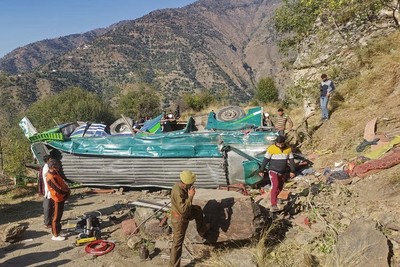 Ấn Độ: Xe buýt rơi xuống hẻm núi khiến hơn 50 người thương vong