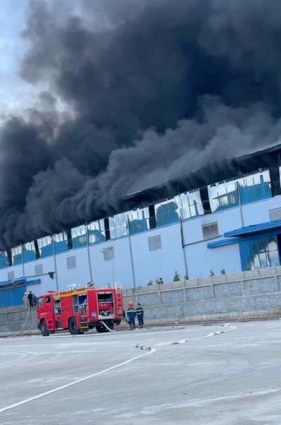 Nghệ An: Một nhà máy trong KCN Nam Cấm bất ngờ bốc cháy dữ dội