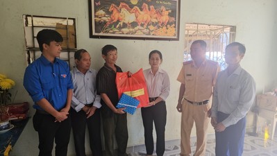 Vĩnh Cửu- Đồng Nai: Tặng quà cho 16 hộ gia đình có người thân bị tai nạn giao thông